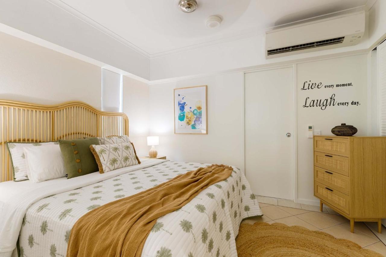 Oasis Luxe On Macrossan Street - Stylish Residence Port Douglas Bagian luar foto